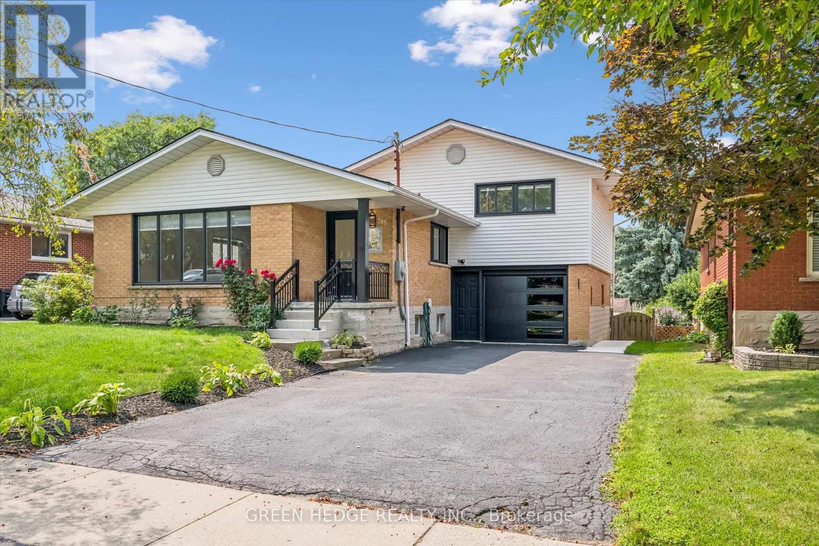 385 VILLAGE CRESCENT