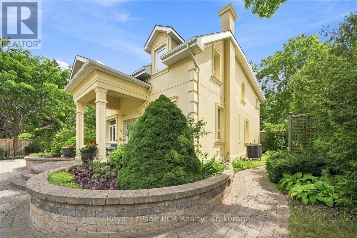 575 QUEEN STREET