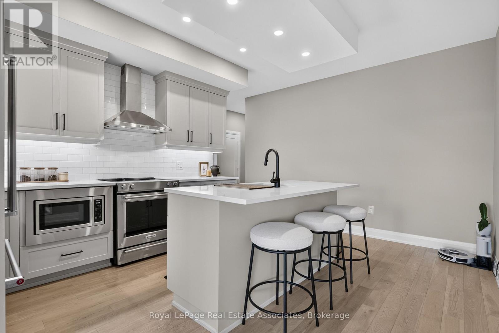 612 - 71 WYNDHAM STREET S