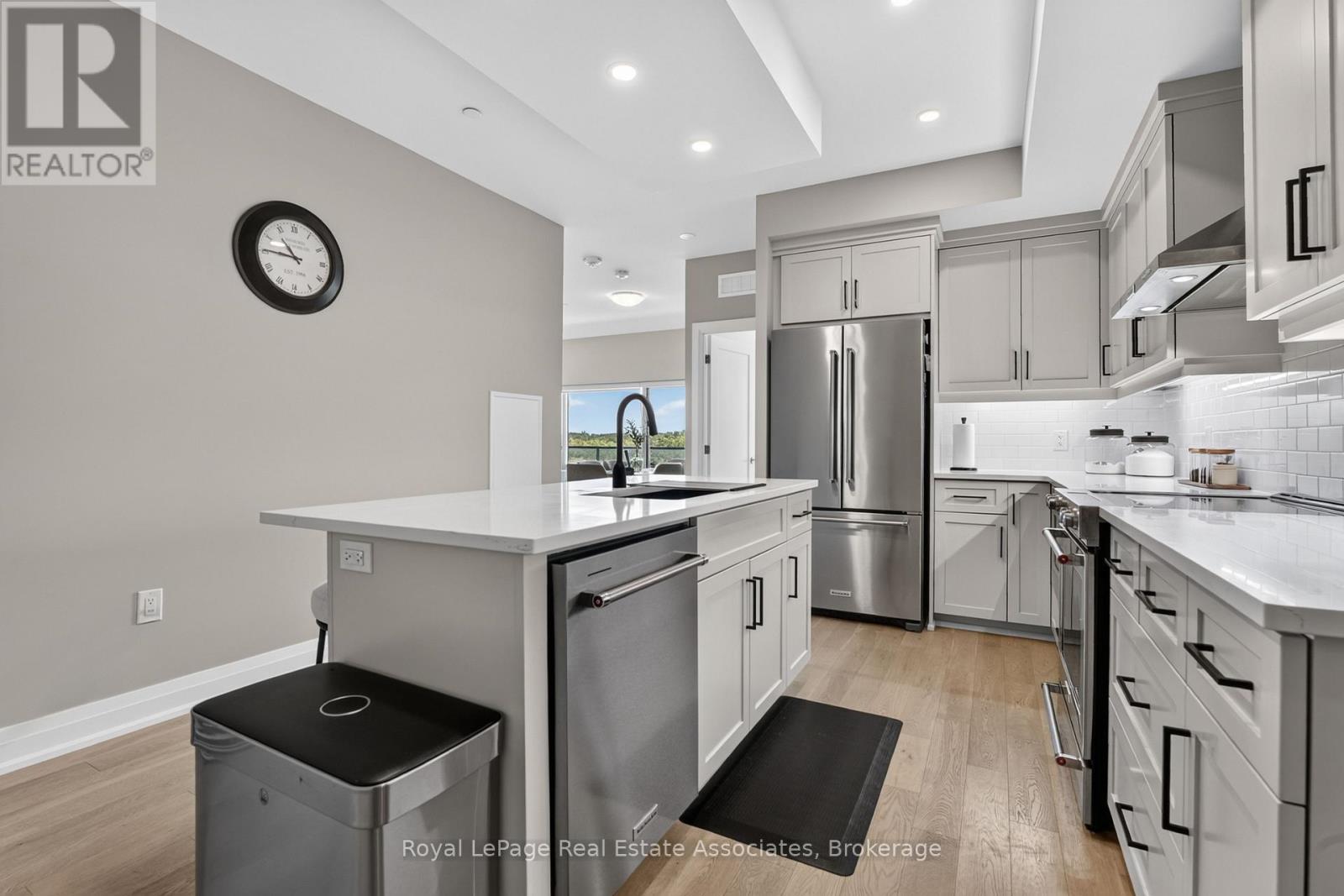 612 - 71 WYNDHAM STREET S