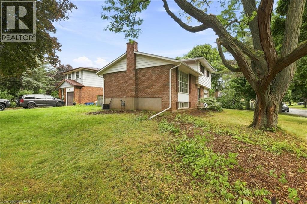 395 MOSSOM Place