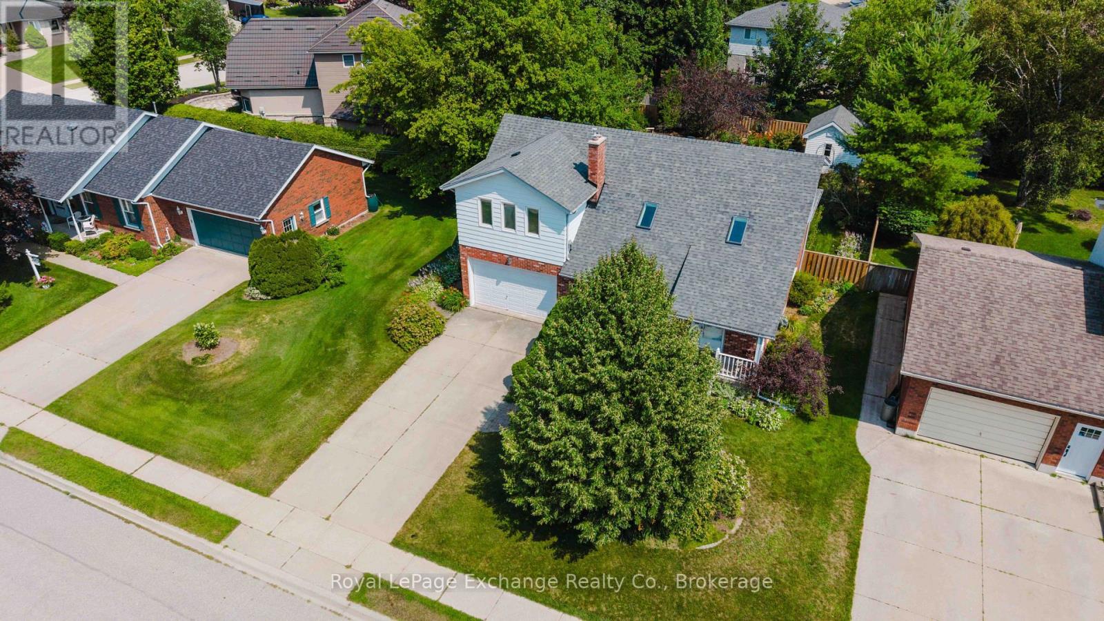 953 PARKWOOD DRIVE