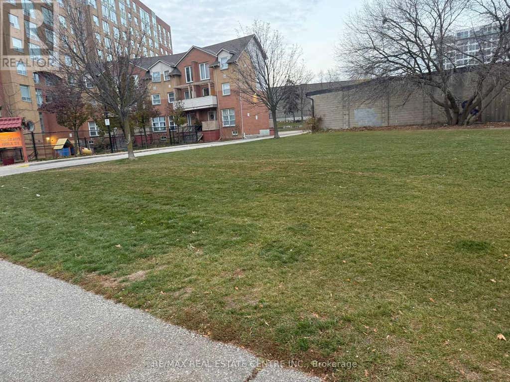 W/S KEELE ST