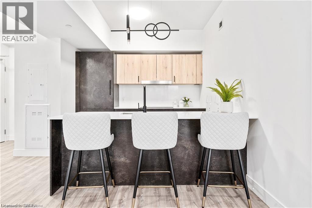 2 DUNDAS Street W Unit# 305