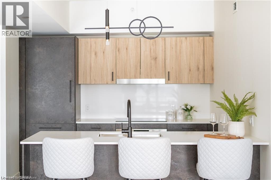 2 DUNDAS Street W Unit# 305