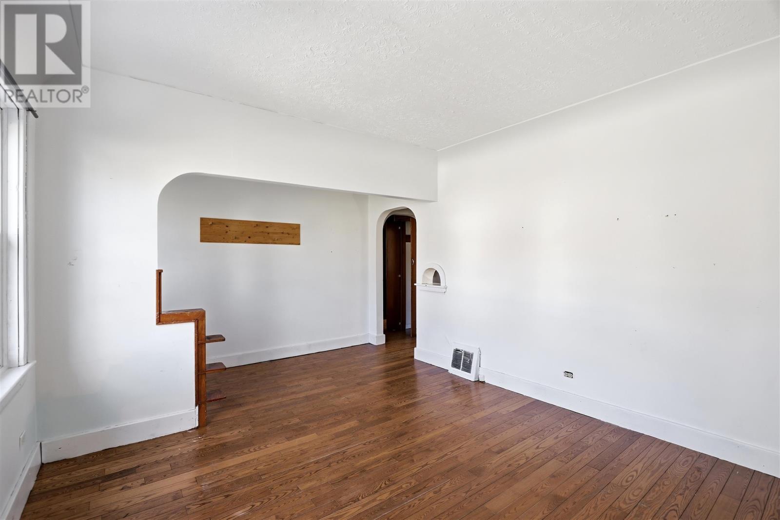 596 Sherbourne ST - Photo 4