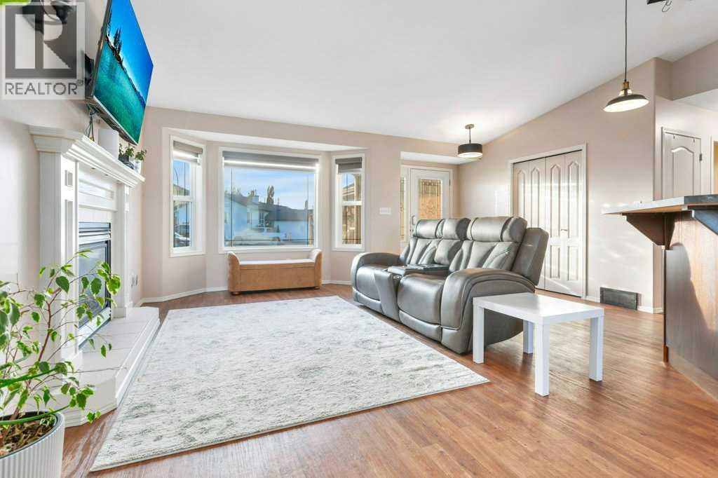 105 Pondside Crescent