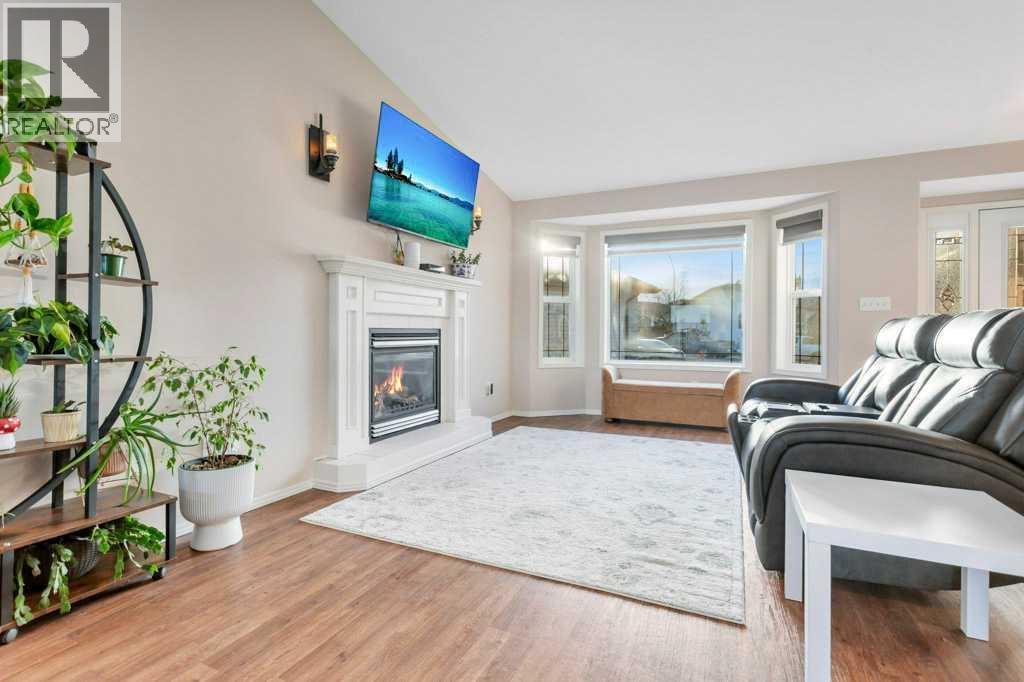 105 Pondside Crescent