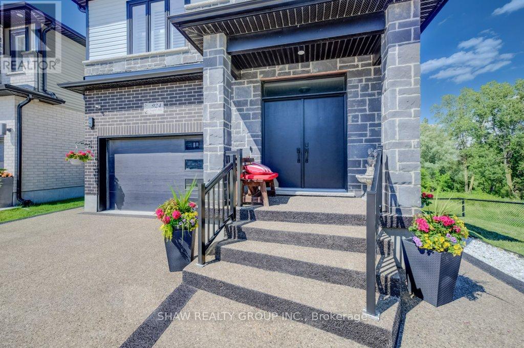 924 CHAPEL HILL COURT