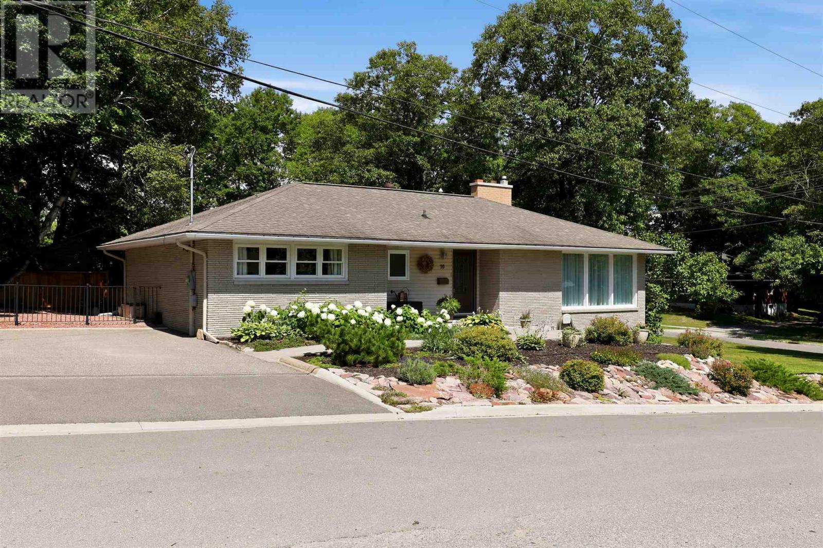 10 Thorneloe CRES - Photo 2