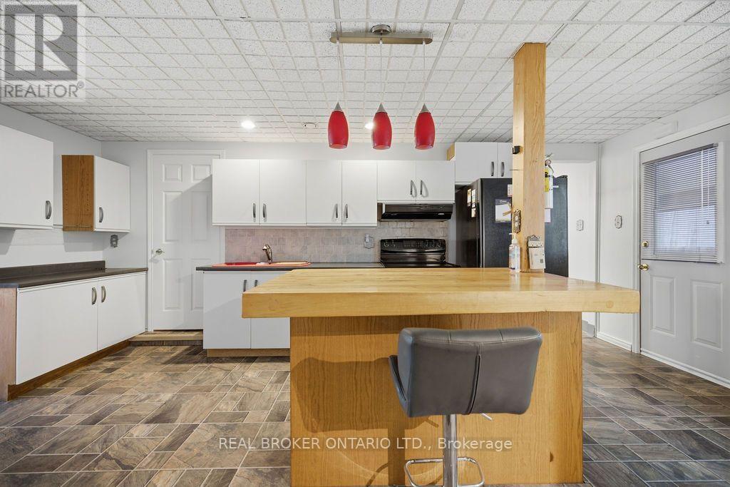 800 PINEGROVE CRESCENT