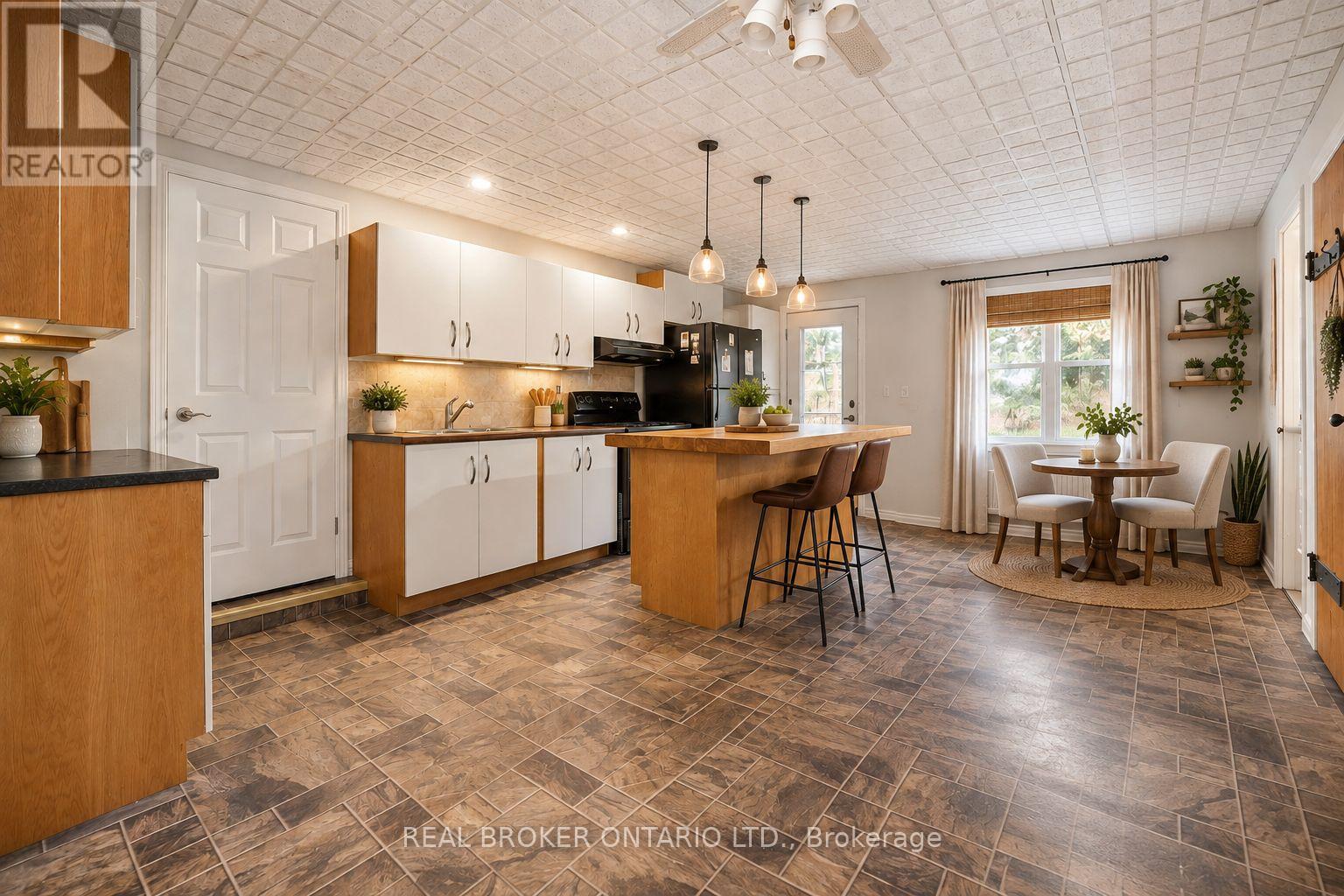 800 PINEGROVE CRESCENT