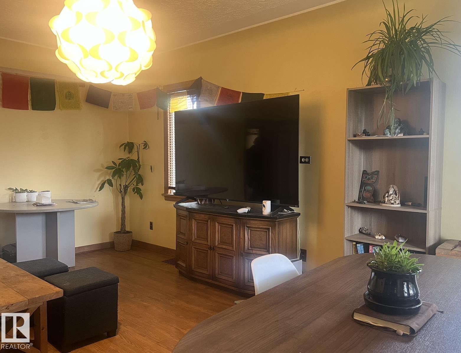 9828 84 AV NW