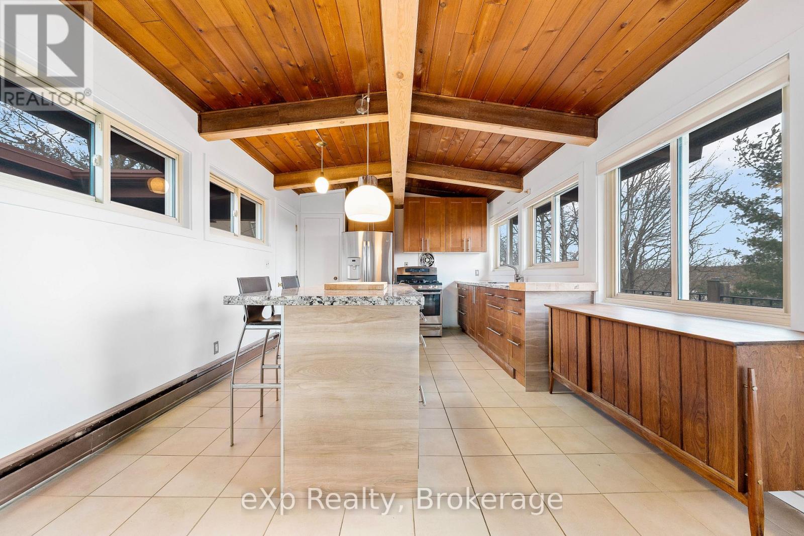 8 SUNSET AVENUE