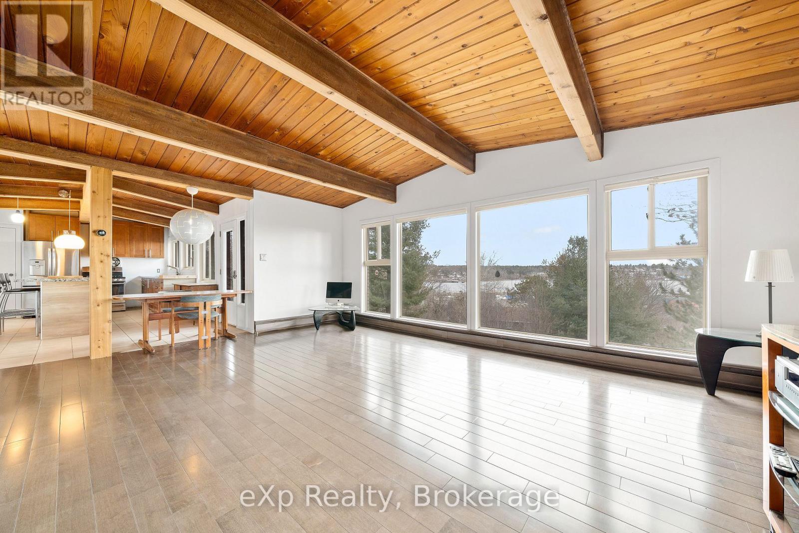 8 SUNSET AVENUE