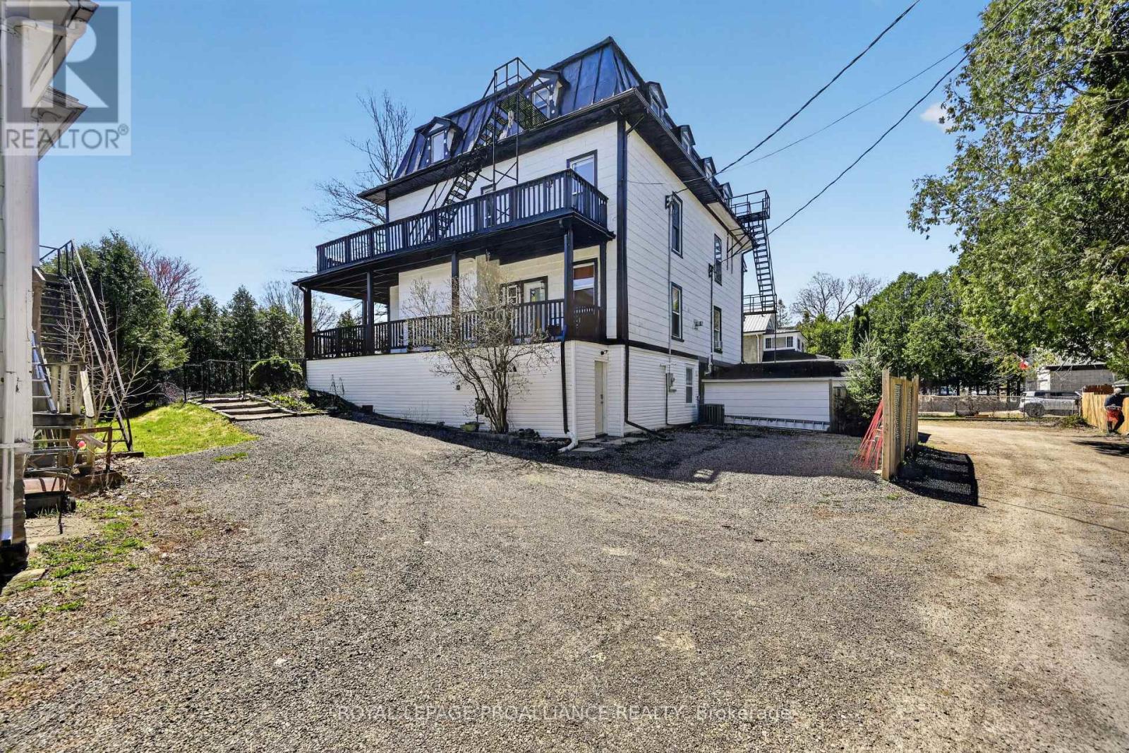 372 KING STREET W