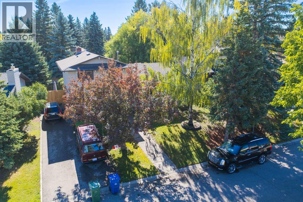 544 BROOKMERE Crescent SW