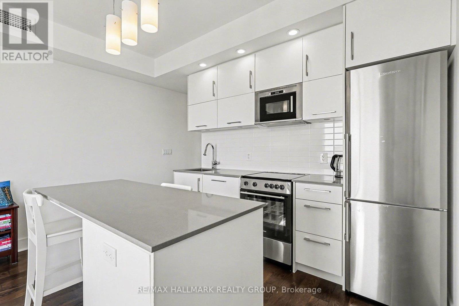 1412 - 255 BAY STREET