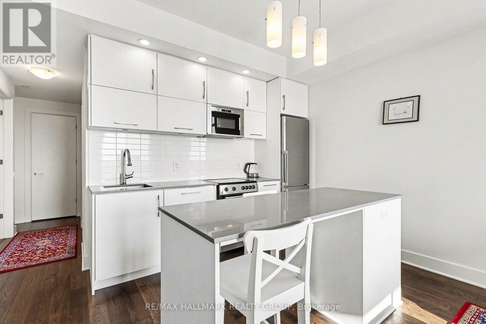 1412 - 255 BAY STREET