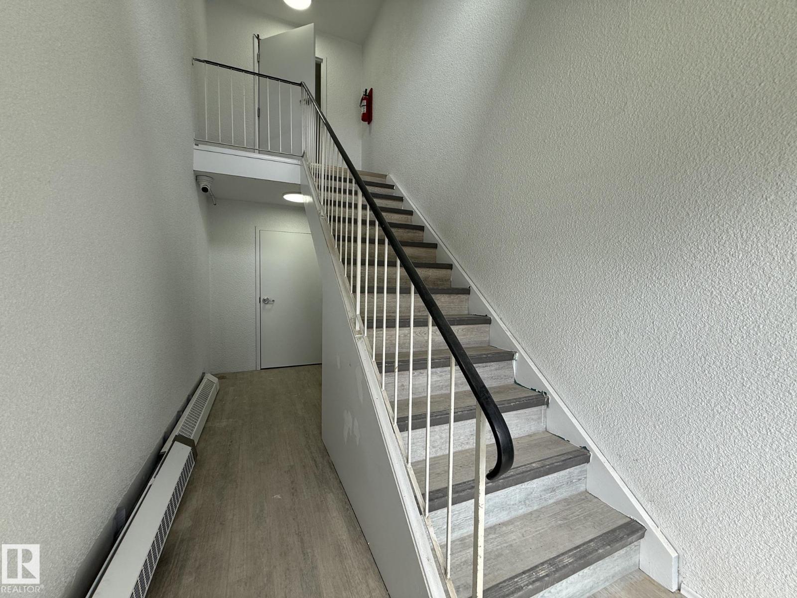 8732 101 AV NW