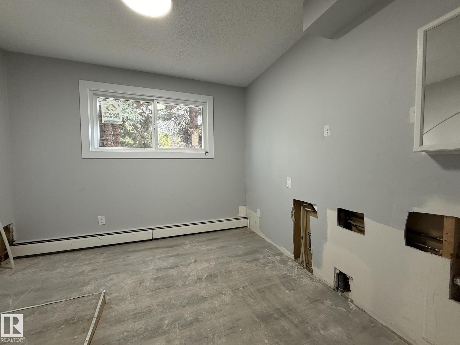8732 101 AV NW