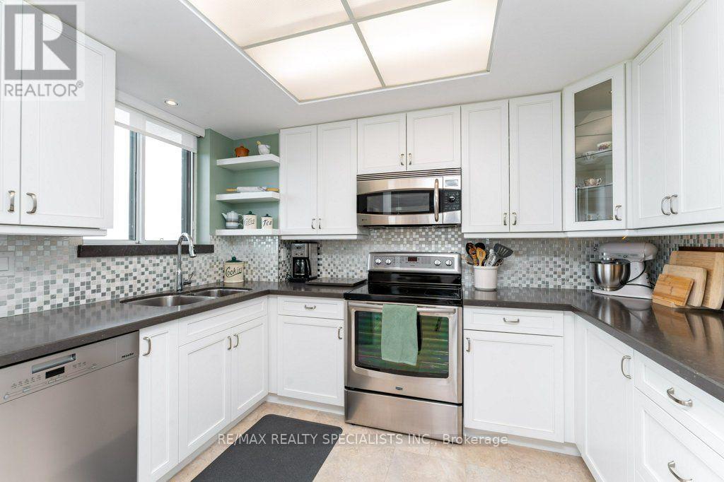 1106 - 880 DUNDAS STREET W