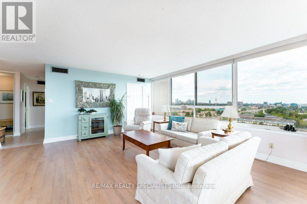 1106 - 880 DUNDAS STREET W