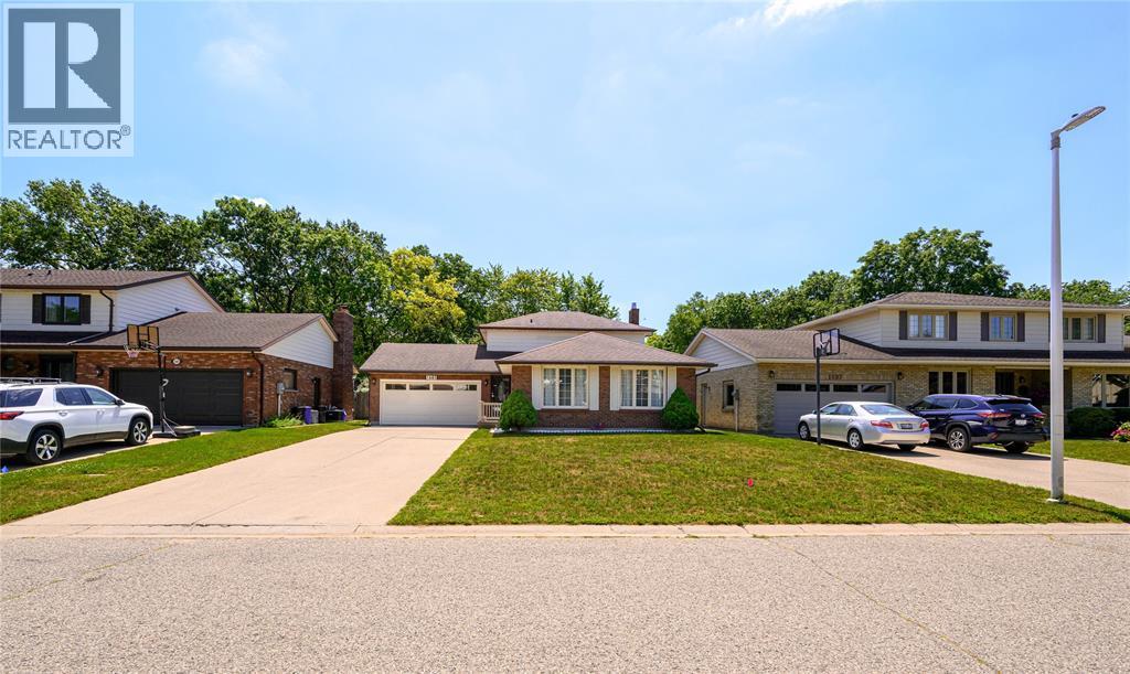 1685 TRINITY CRESCENT - Photo 2