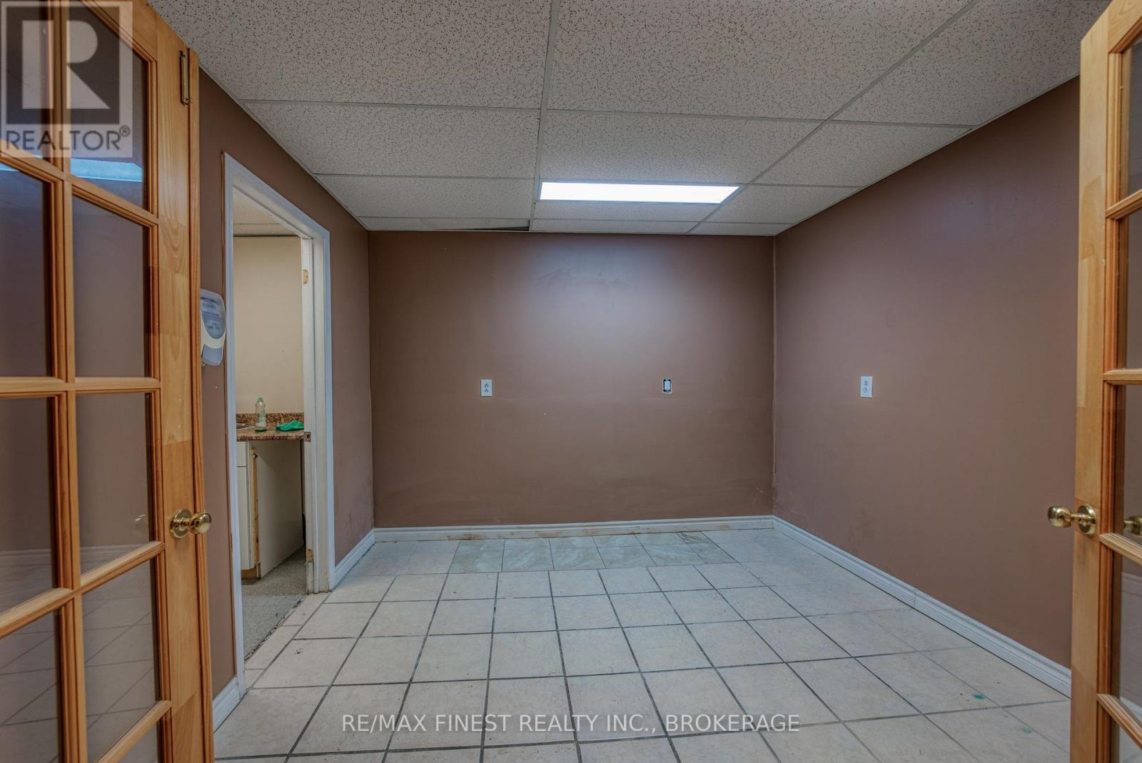 5 - 1786 BATH ROAD