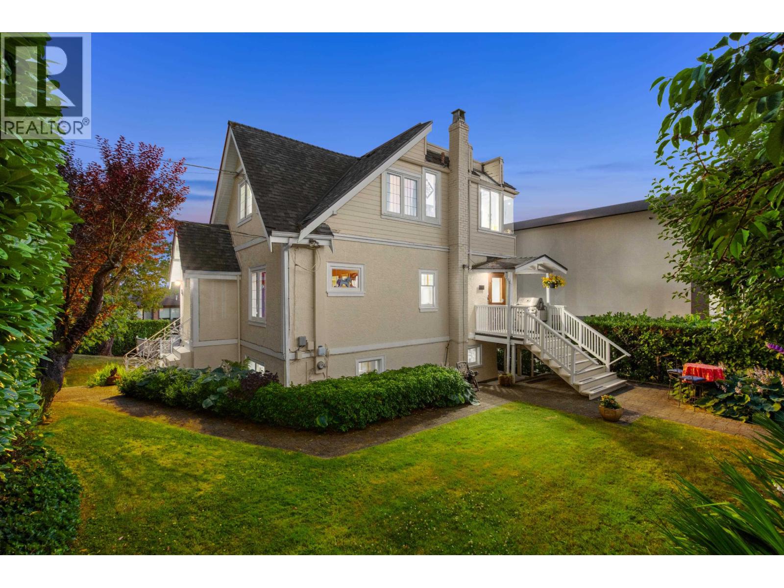 1104 ESQUIMALT AVENUE