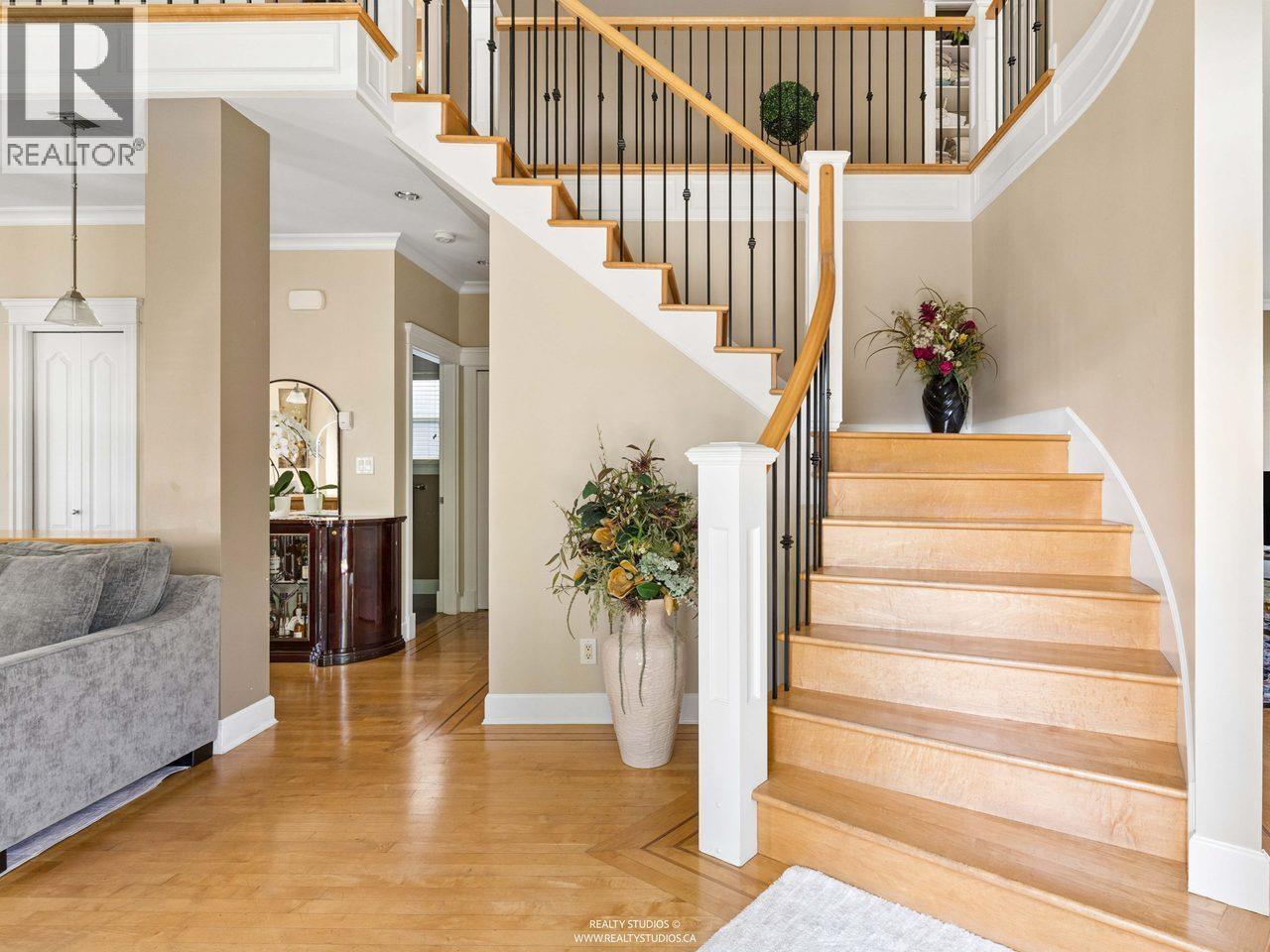 255 CARLETON AVENUE