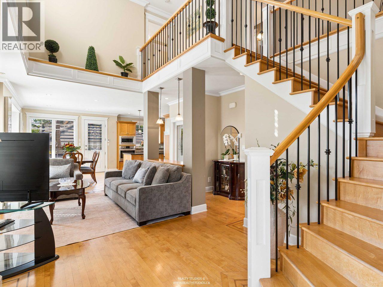 255 CARLETON AVENUE