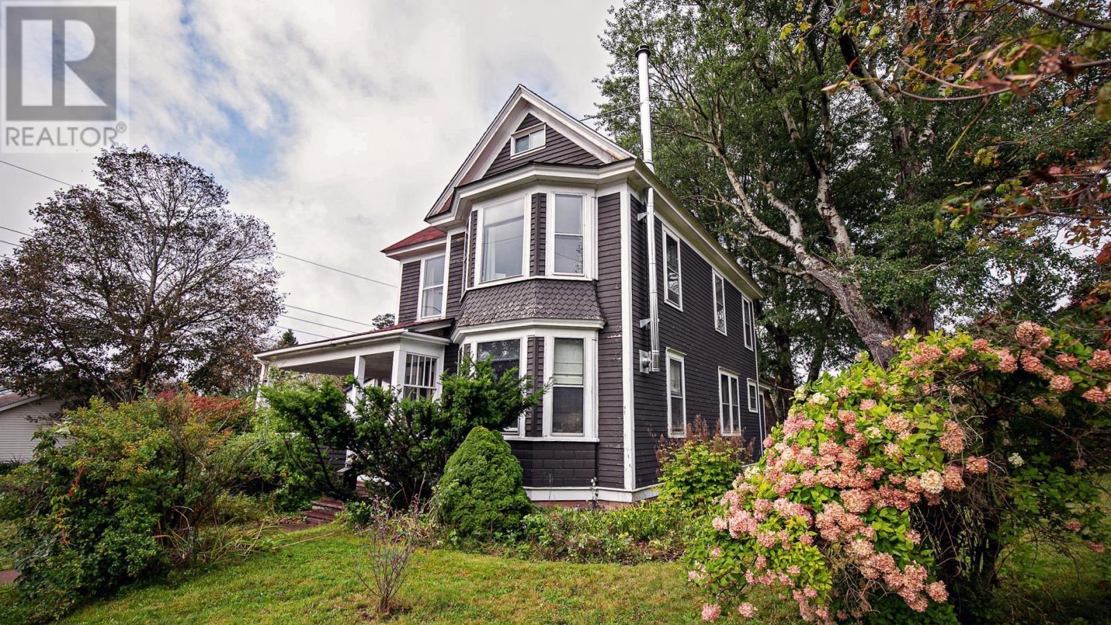 61 Victoria Street W