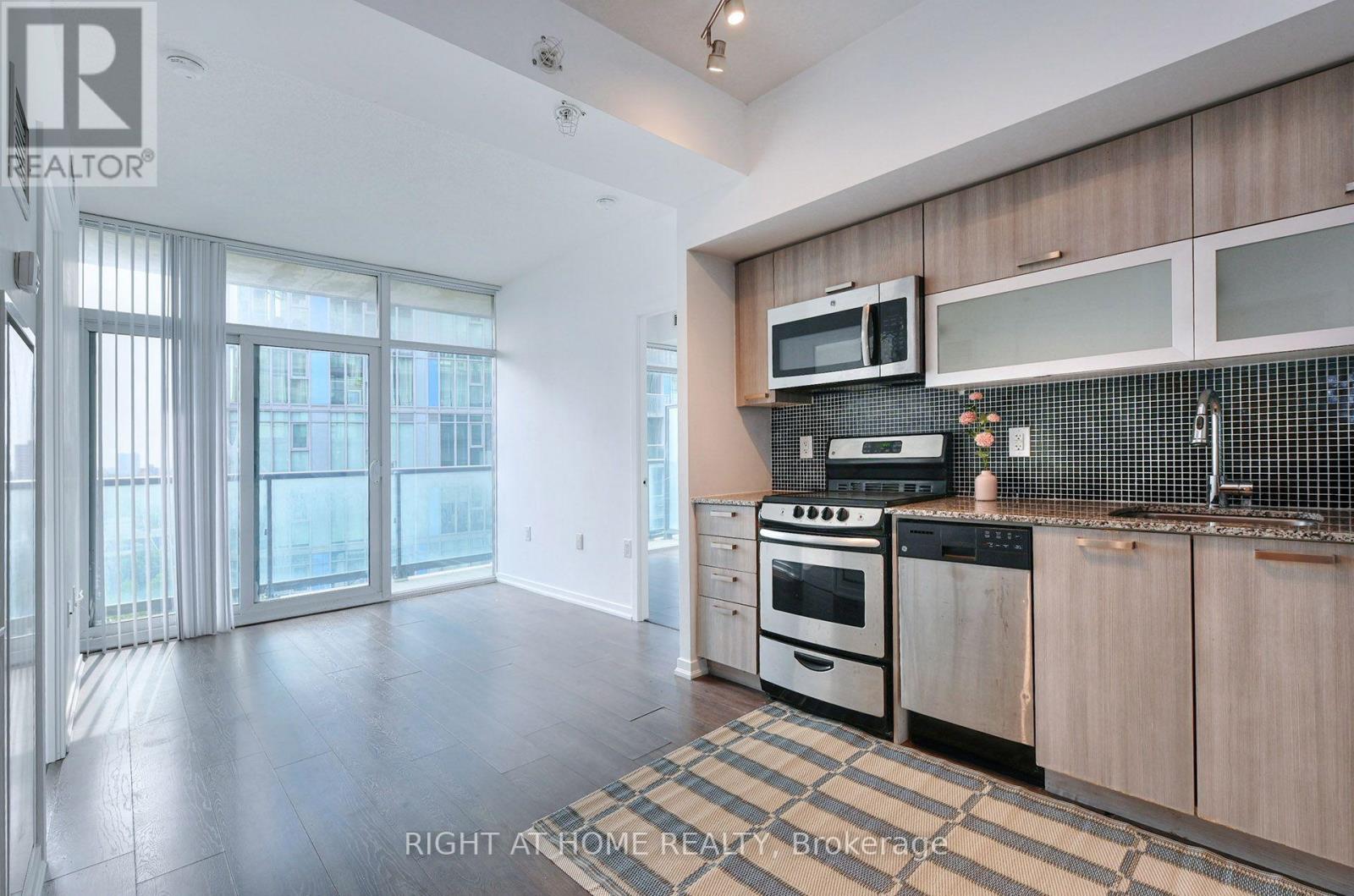 1511 - 36 LISGAR STREET