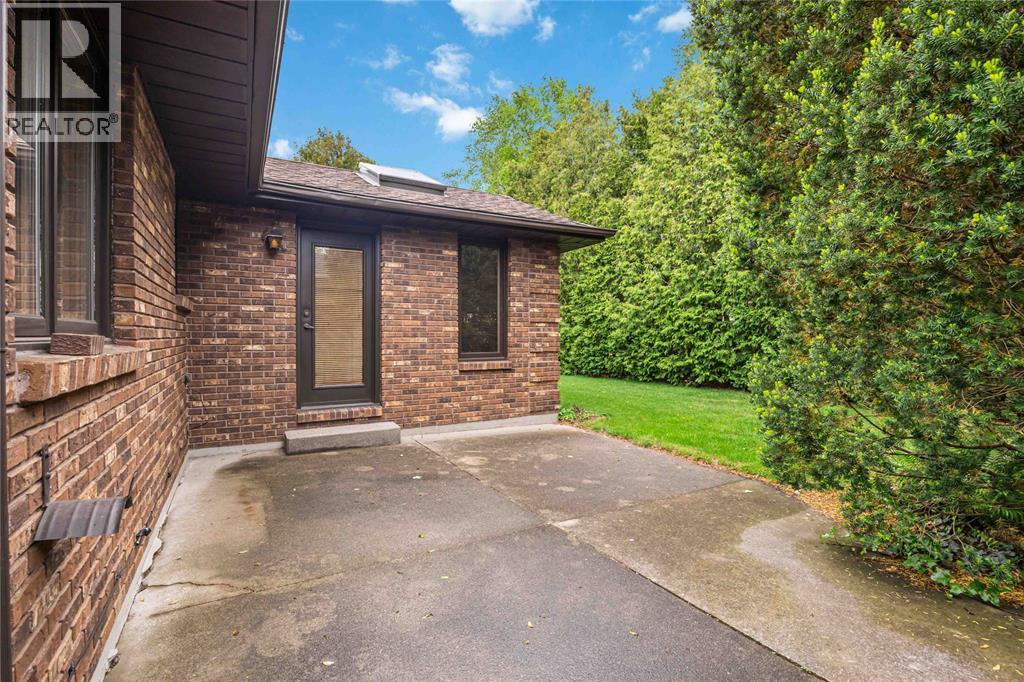 632 ESSER CRESCENT