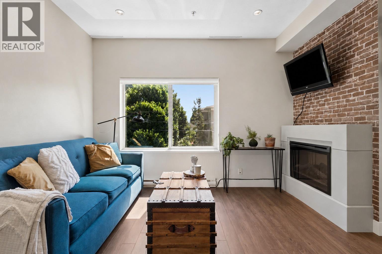 206 1273 MARINE DRIVE