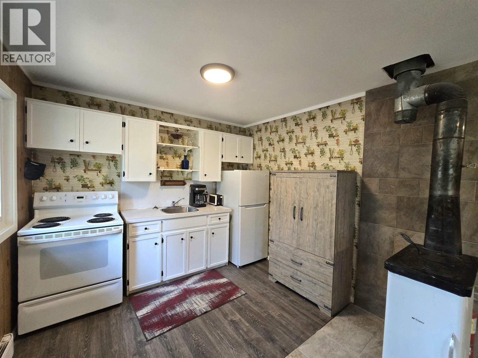 762 S GREEN LAKE ROAD