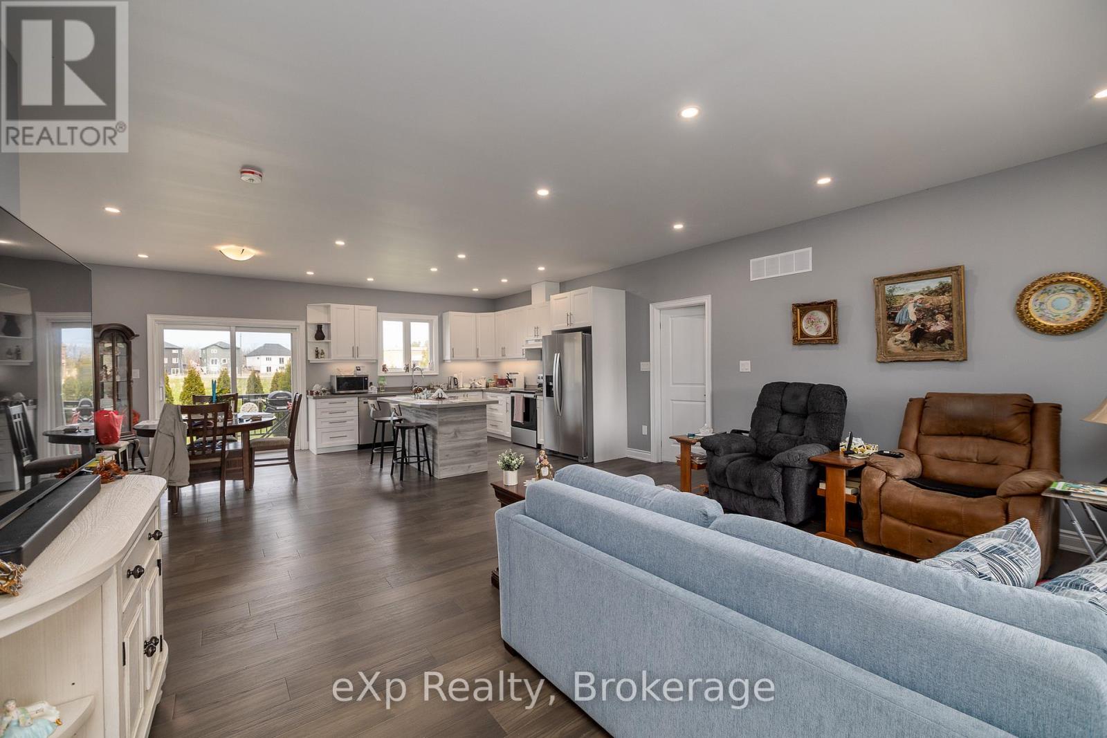43 COUNTRY CRESCENT