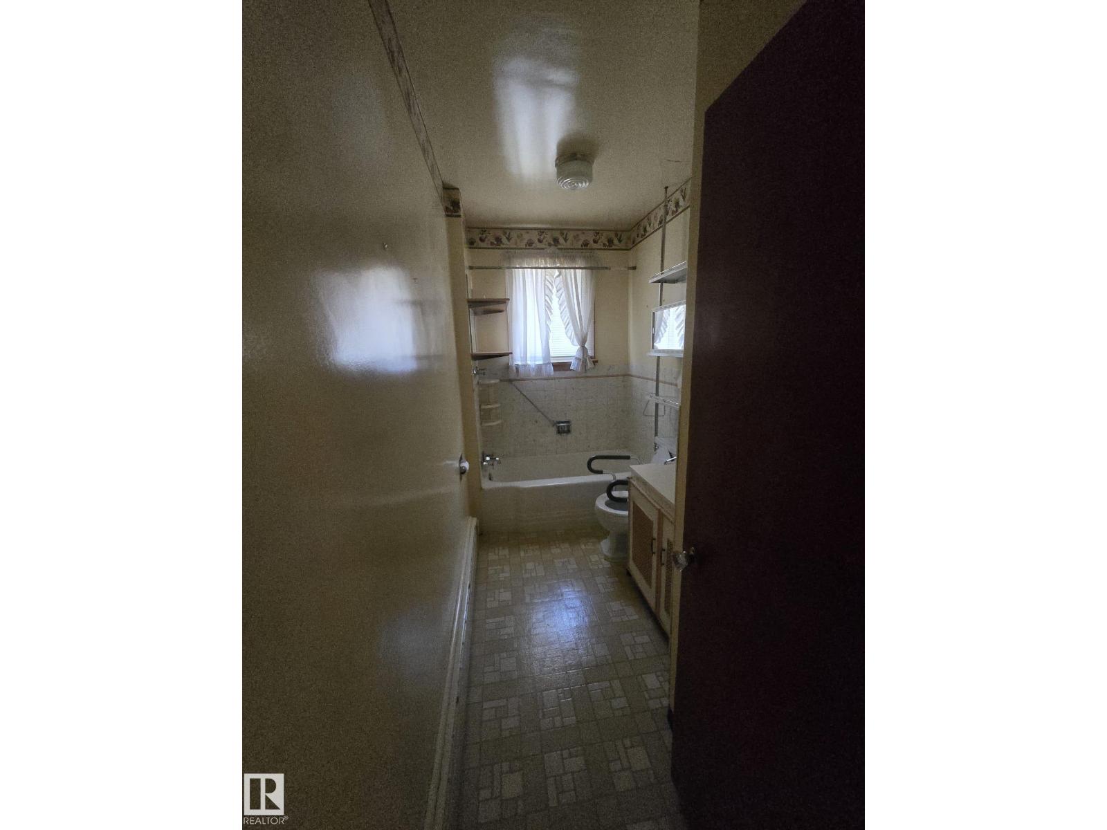 9839 81 AV NW