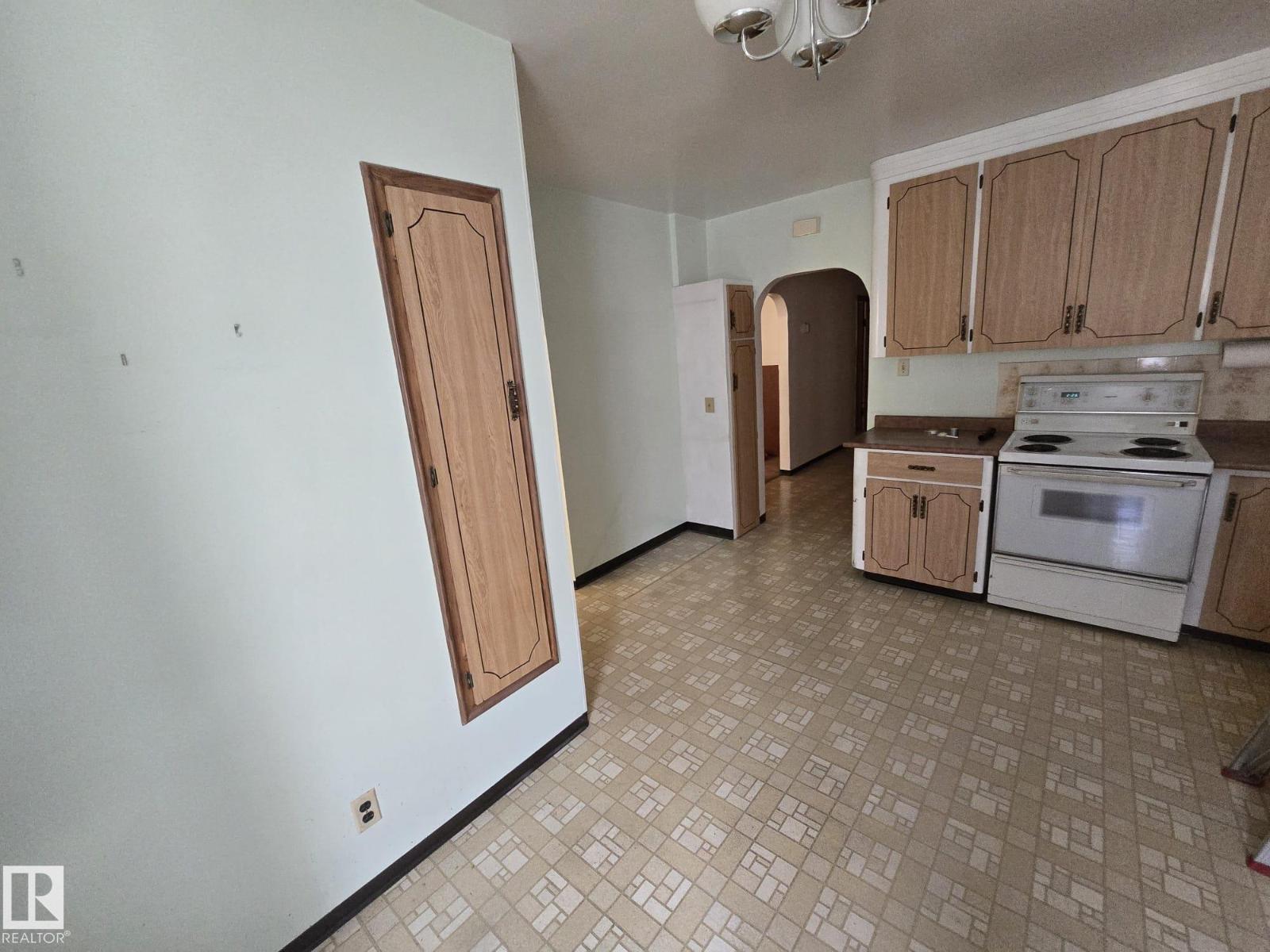 9839 81 AV NW