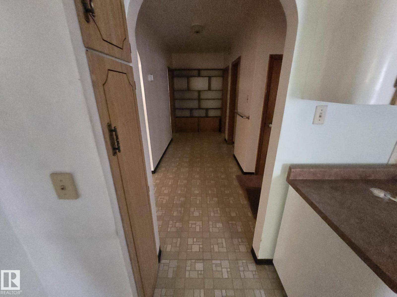 9839 81 AV NW