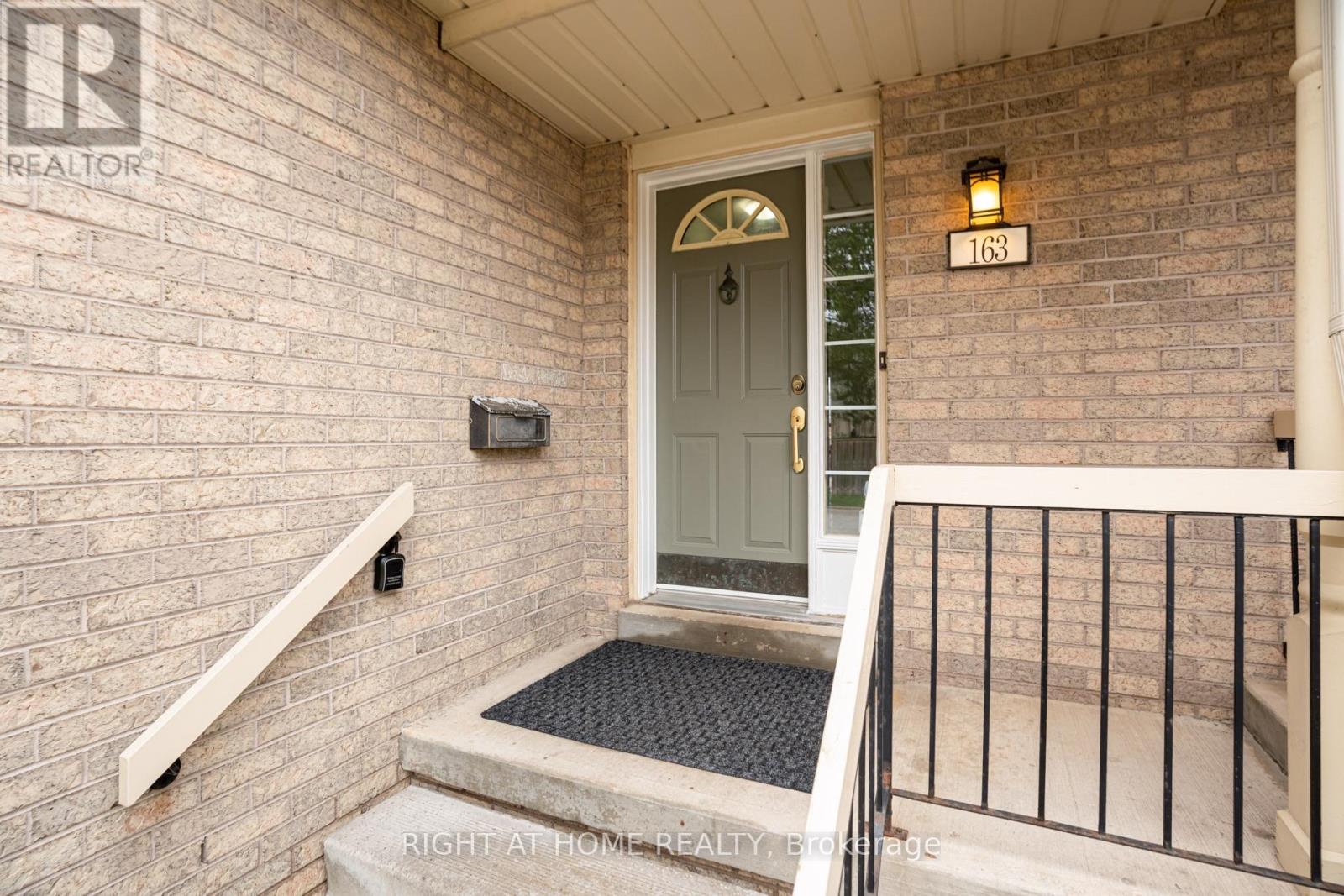 163 - 302 COLLEGE AVENUE W