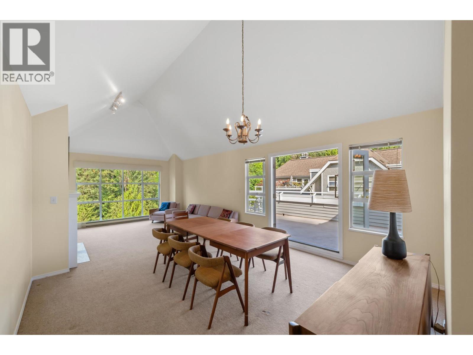 303 3373 CAPILANO CRESCENT