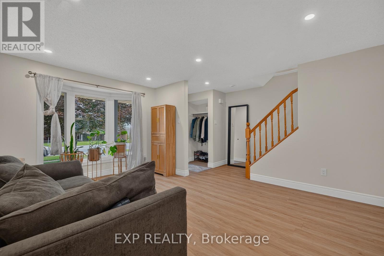 949 ELGIN STREET N