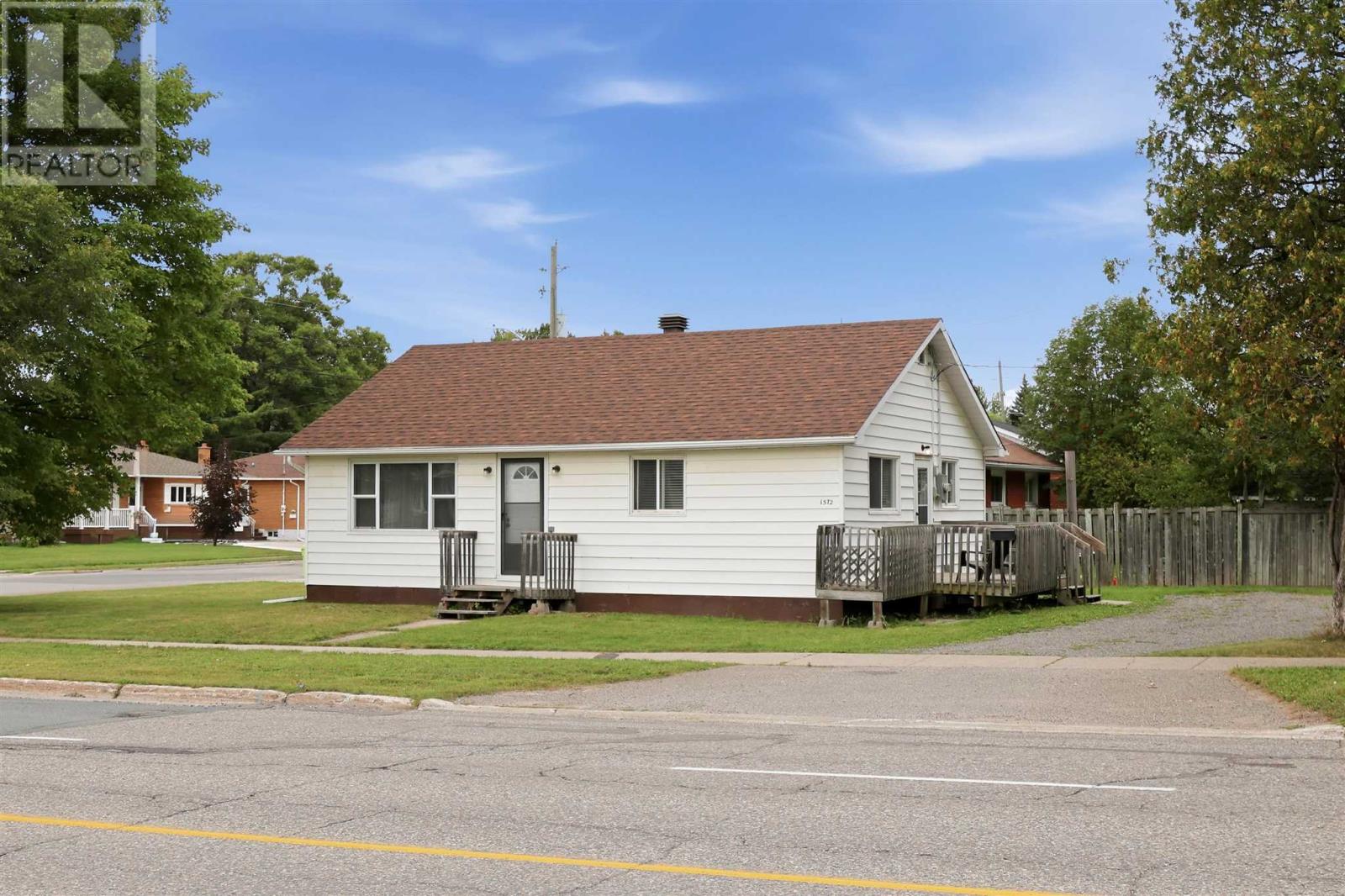 1572 Wellington ST E - Photo 2