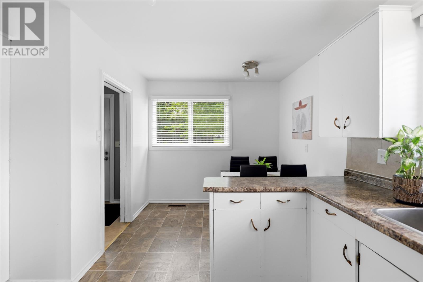 1572 Wellington ST E - Photo 4