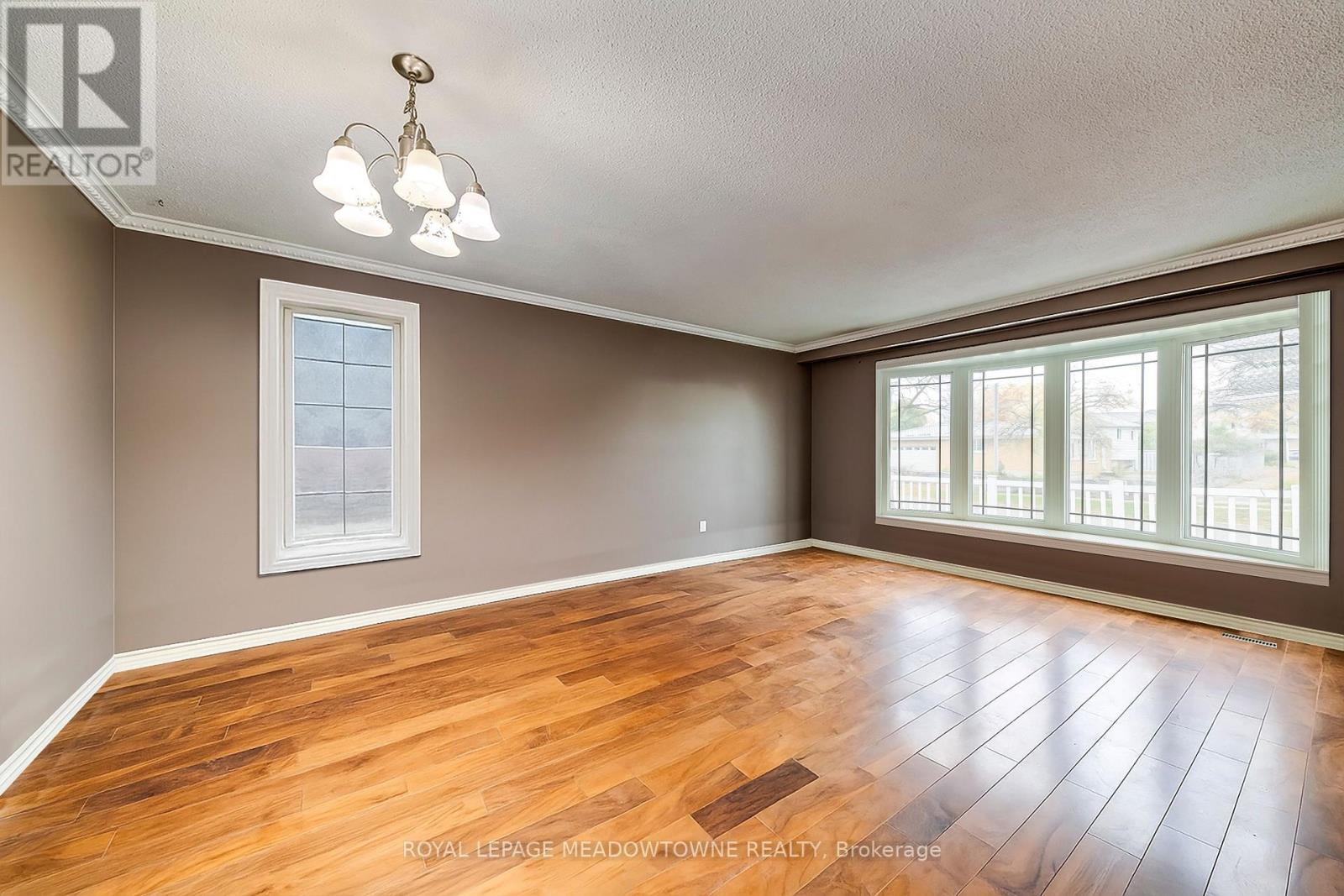 8 MIDHURST DRIVE