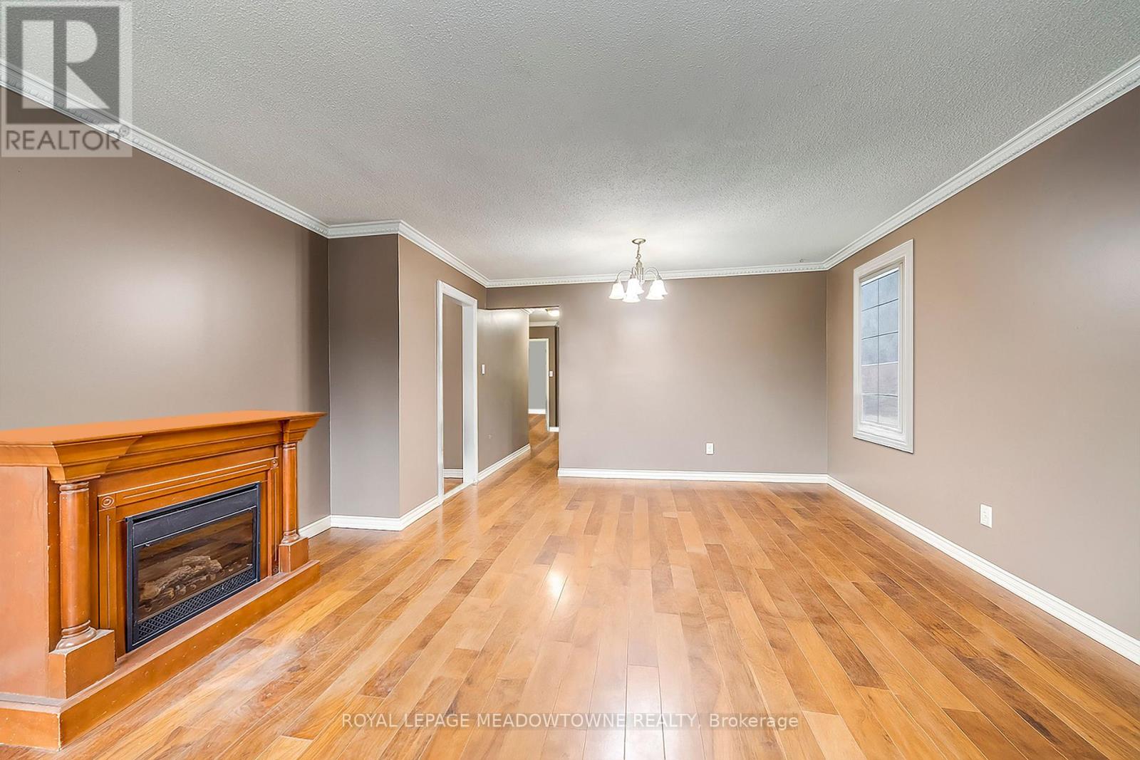 8 MIDHURST DRIVE