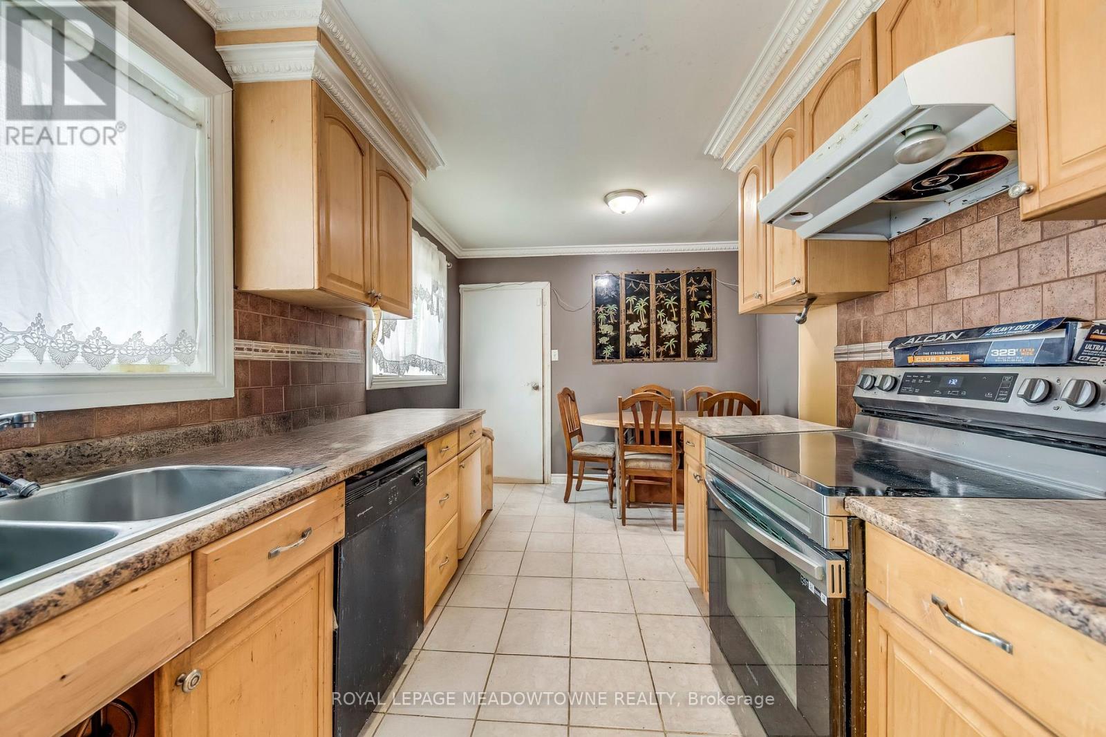 8 MIDHURST DRIVE