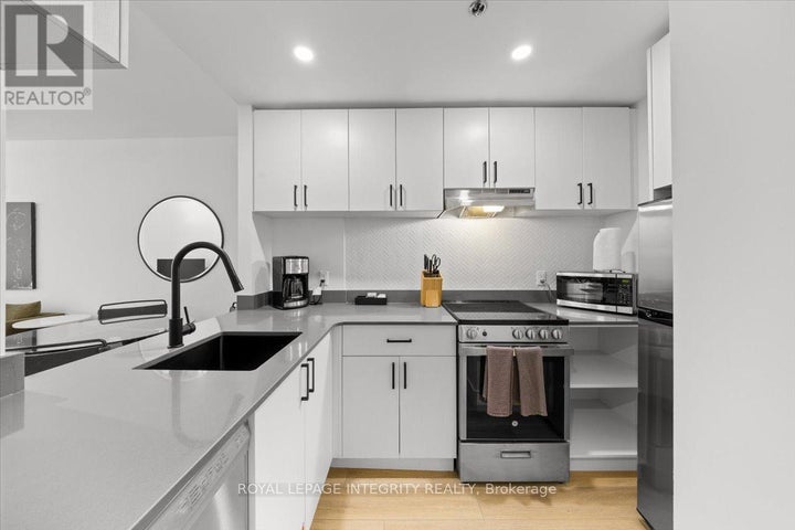 Photo 1 of 12 — 1104 - 161 LAURIER AVENUE W, Ottawa, ON K1P 5J2